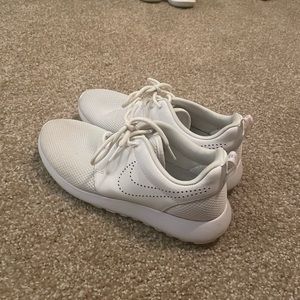 Women’s Nike Roshe Athletic Shoes Size 9